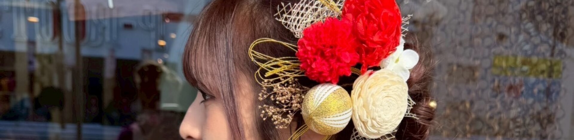 ヘアセットされた着物の女性とお城