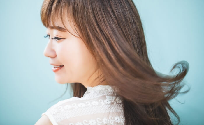 髪をなびかせて振り返る女性