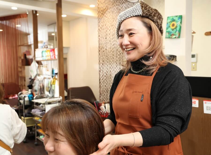 美容師とお客様が話す様子