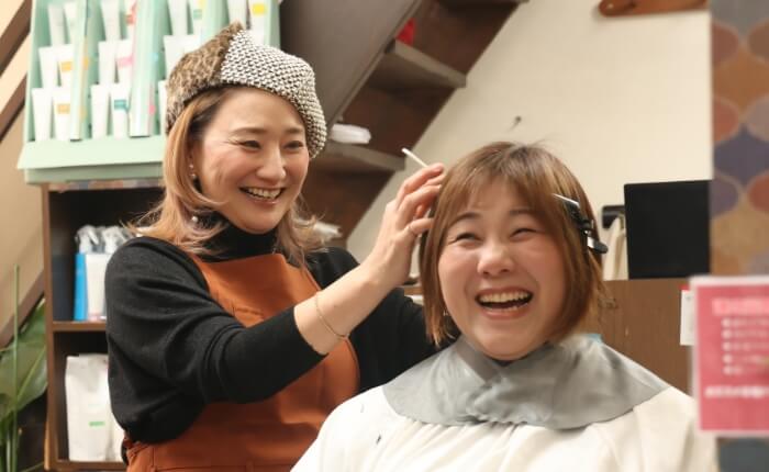 ヘアカットする美容師
